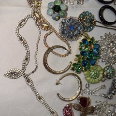 VINTAGE AND MODERN RHINESTONE CRAFT JEWELRY LOT NECKLACE BROOCH EARRINGS