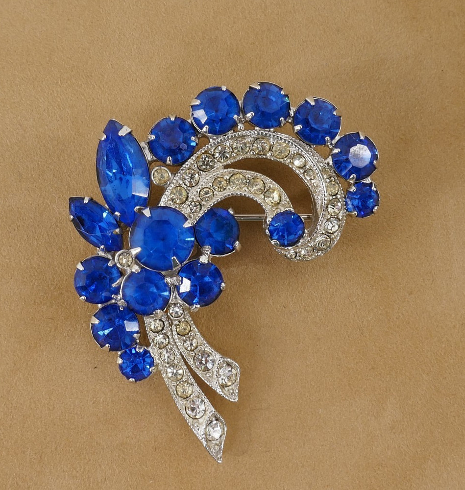 ViNTAGE EiSENBERG ICE SAPPHiRE BLUE & CLEAR RHiNESTONE SiLVER TONE PiN BROOCH