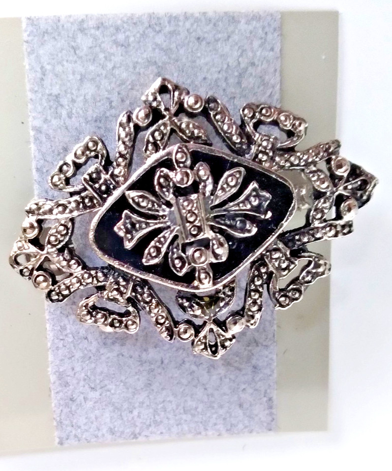 Elegant Vintage-Style Fashion Brooch, Silver Tone Floral Design. 1.5″