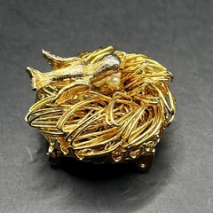 Vintage Gold Tone 3D Mother Bird On Nest With Faux Pearl Wire Work Brooch Pin