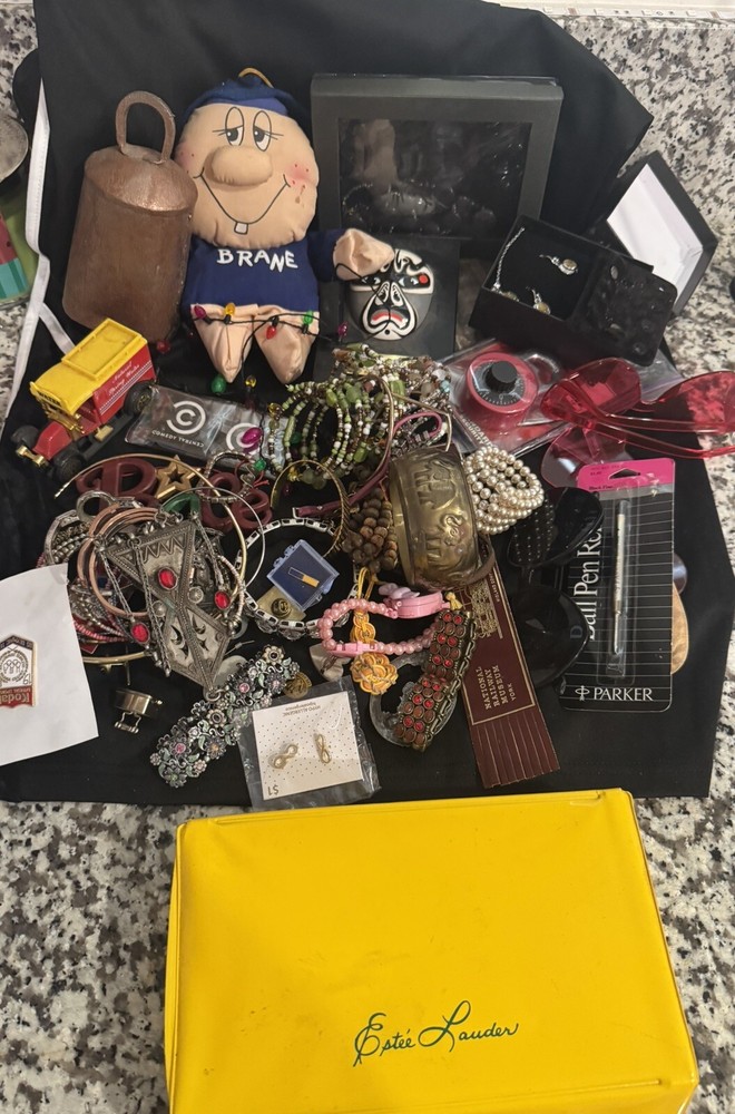 4 LB PLUS WEARABLE AND CRAFTING JEWELRY SOME GOOD QUALITY OLD ANTIQUE VTG Toys