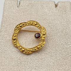 Vintage VTG Gold-Tone Brooch Pin Red Garnet Style Stone Scalloped Filigree