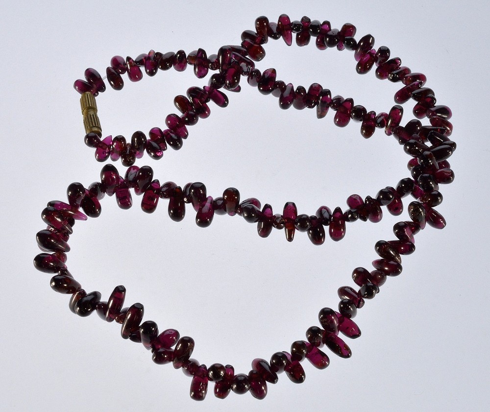 VTG ALMANDINE GARNET POMEGRANATE SEED BEAD NECKLACE