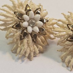 Vintage White Lace Like Flowers Gold Towe Twist Clip On Earrings