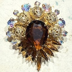 JULIANA D&E BOOK PIECE Ref #3838 Gold Tone Ball Pear Rhinestone Vintage Brooch