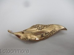 VINTAGE CROWN TRIFARI GOLDEN TRIFARIUM LONG LEAF PIN BROOCH