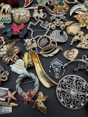 Lot Of 140 Brooches Pins – Many Signed – Silver Gold Tone Wholesale Resell J108a