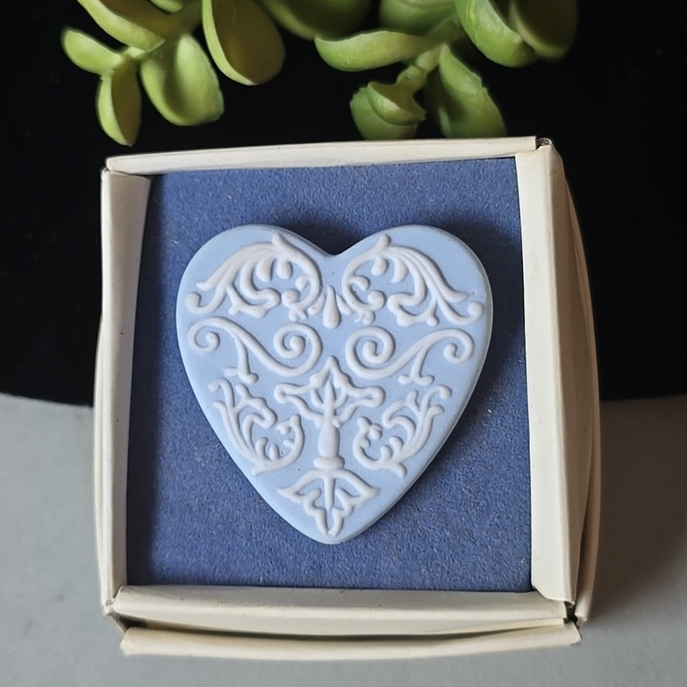 New Vintage Wedgwood Jasperware Blue /White Porcelain heart Pin brooch