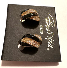 VINTAGE NOS NOC BIRCH HILL RHINESTONE BLACK ENAMEL 7/8″ CLIP EARRINGS ON CARD!