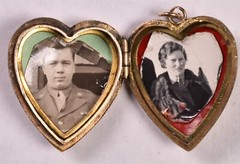 9K/9C WWII Gold Locket Heart Soldier Photo
