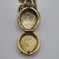 Vtg Gold Tone Embossed Locket Pendant Necklace Ornate Floral/Flower Leaves Chain
