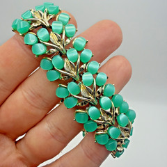 Vintage Thermoset Bracelet Green Goldtoned With Safety Chain Size 6
