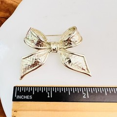 Vintage Brooch Textured Satin Bow Ribbon Large Soft Gold Tone Matte 4205