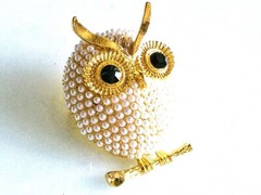 WHITE OWL BROOCH! Wise Figural, Cute Animal, Bird Motif Pin. Imitation Pearls!