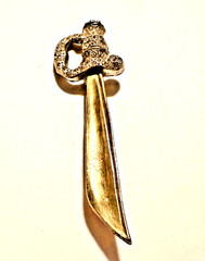 Vintage Rhinestone Sword Brooch Pin Gold Tone Scimitar Saber 3 1/8″ Jewelry