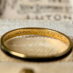 SUPERB ANTIQUE ENGLISH 18K GOLD BLACK ENAMEL MINIMAL MOURNING BAND RING 1870