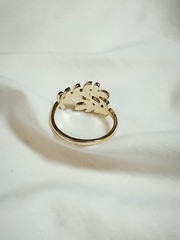 Vintage Leaf Ring – Size 9 – Gold-Tone Metal Alloy – Nature-Inspired Design