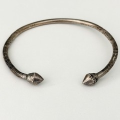 Vintage 925 Sterling Silver Pointed Acorn Oxidized Tribal Etched Bangle Bracelet