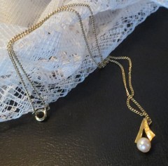 PEARL PENDANT NECKLACE Yellow Gold Tone Elegant Setting 1950s Dainty Tiny Links