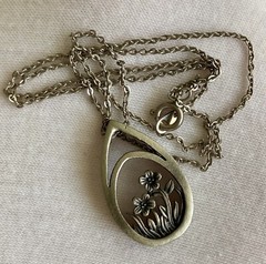 Vintage MEDICI Signed Flower Teardrop Pendant Chain 18in Necklace Lovely Ladies