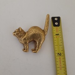 Vintage Signed MMA Metropolitan Museum Art Gold Tone Suprised Cat Brooch Pin