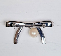 Ann Taylor Rhinestone Bow Brooch Faux Pearl Silver Tone Pin 2.6″