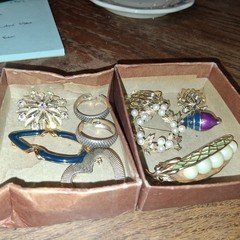 VINTAGE BROOCH, PENDANT, EARRINGS LOT X 9 PCS JUDY LEE(NEEDS PIN) MONET GOLD FI