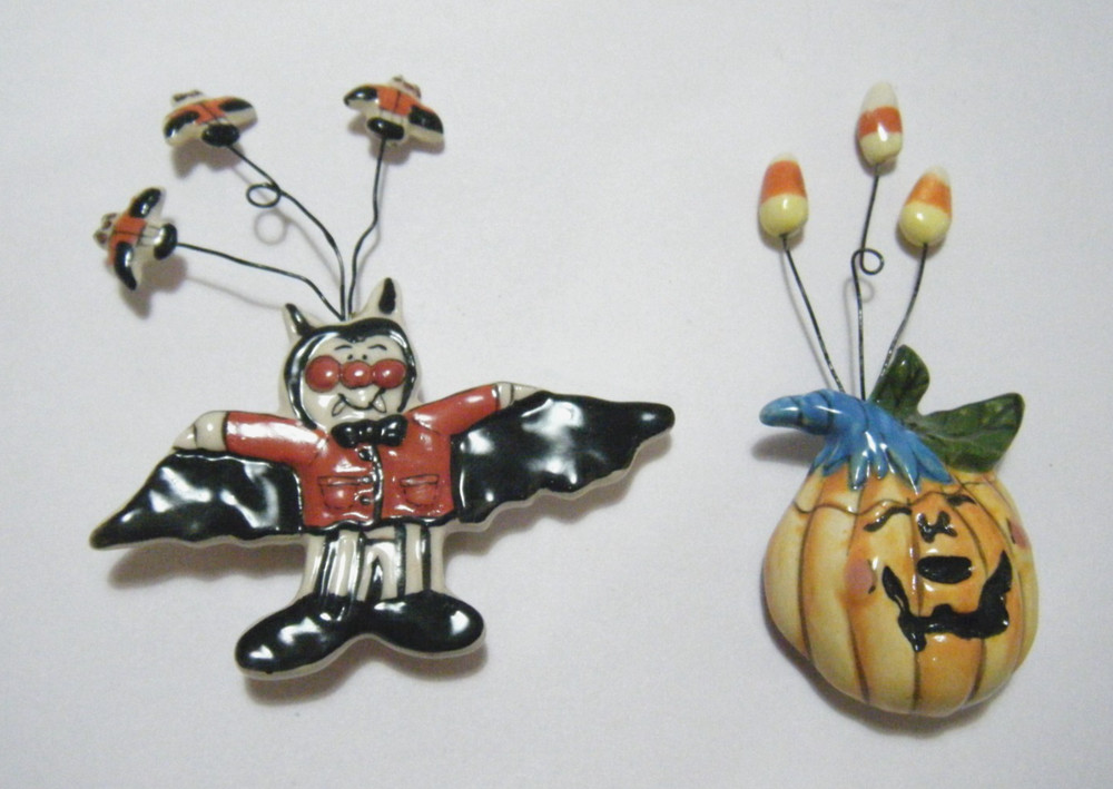 2 Heather Goldminc Brooch Pins Glazed Ceramic Halloween Dracula & Jack O Lantern