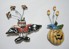 2 Heather Goldminc Brooch Pins Glazed Ceramic Halloween Dracula & Jack O Lantern
