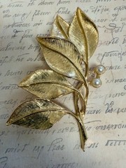Gerry’s – Vintage Spray Of Leaves Brooch – 2.75″ Gold Tone & Faux Pearls #2840