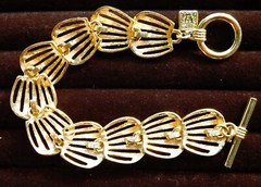 Chic Designer Anne Klein Bracelet Gold Tone Toggle Clasp Retro Chunky Shell Link
