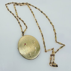 Vintage Locket Pendant Necklace Gold Tone Etched Pink Stone 24″ Chain