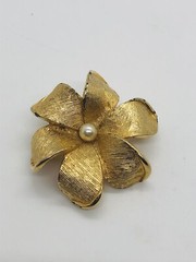 Vintage goldtone floral faux pearl textured brooch A662? or 1662?