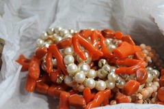 1960’s vintage jewelry lot lucite coral,faux pearls,rhinestone jewelry lot wow
