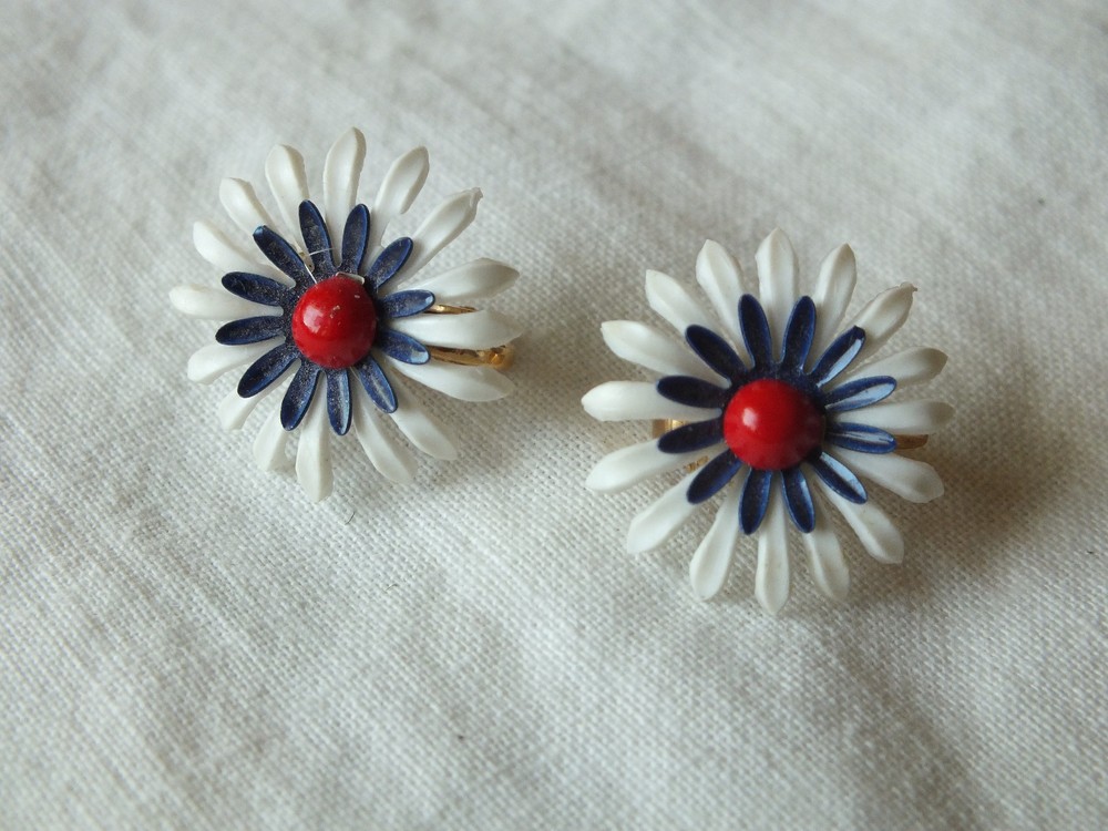 Beautiful Clip Earrings Gold ToneRed White Blue Plastic Flower 7/8 Inch CUTE
