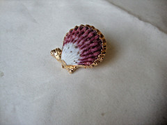 VTG HANDMADE NATURAL LACQUERED SEASHELL GOLD PLATED HINGED DRESS/SCARF CLIP