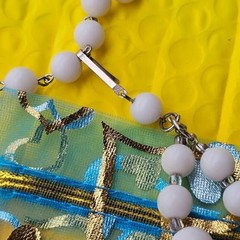 Vintage 1950s Mid Century Gold Foil Embedded Crackle Lucite Bead Necklace