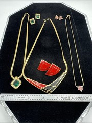 VTG Avon Set of 3 Necklace and Earring Giftset Lot 80’s Asymmetrical Gold Tone