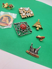 Vintage Brooch & Lapel Pin Lot Sarah Coventry Christmas Tree True Friends, heel