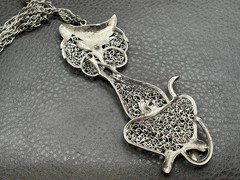 Vintage Silver Tone Filigree Cat Pendant Necklace Green Glass Eye Articulated