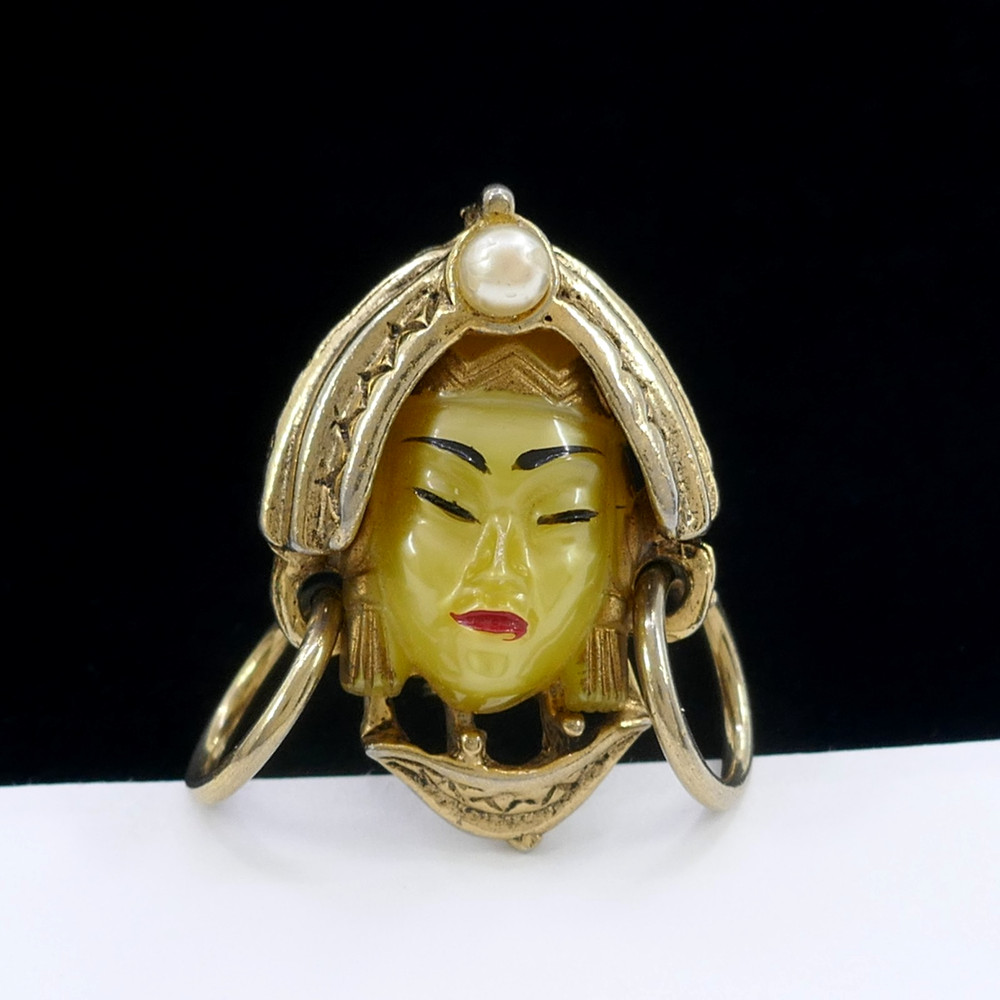 SMALL VINTAGE SELINI SELRO ASIAN PRINCESS LUCITE FACE GOLD-PLATED PIN BROOCH