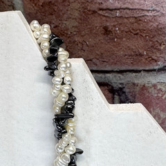 Vtg 1980s Twisted Strand Faux Pearl & Black Metallic Chip Bead Necklace Retro