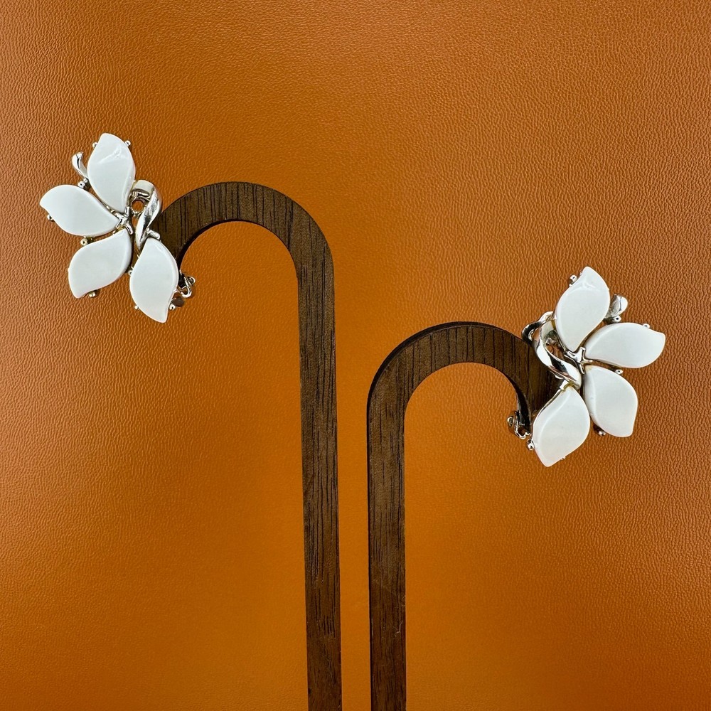 Vintage Thermoset Climber Earrings Silver Tone White Flower Petals Retro Mod