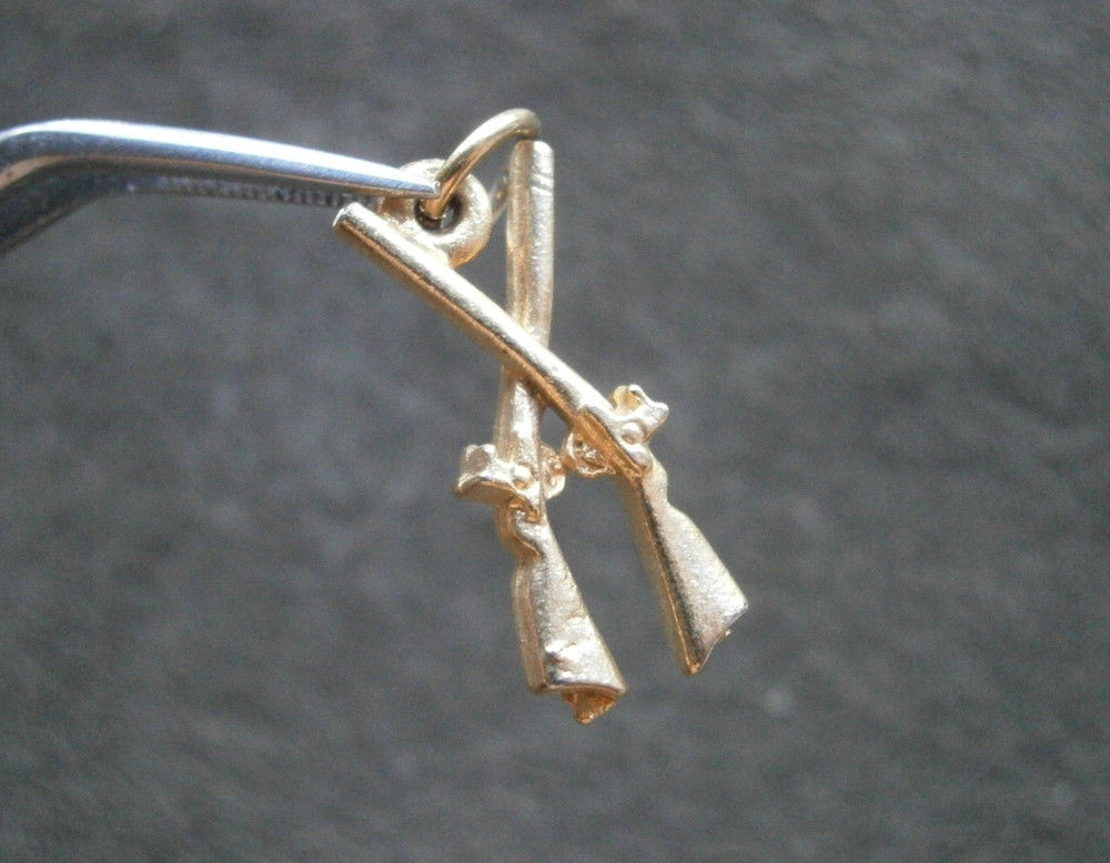 Crossed Muskets Rifles Vintage Solid Goldtone Bracelet Charm Pendant 2.0g