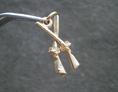 Crossed Muskets Rifles Vintage Solid Goldtone Bracelet Charm Pendant 2.0g