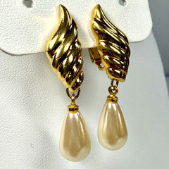 VTG Napier Gold Tone Pearl Drop Dangle Earrings Signed Screw Back Shell Twist