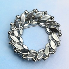 Vtg Smoky Gray Marquise Rhinestone AB Layered Wreath Silver Plated Pin Brooch