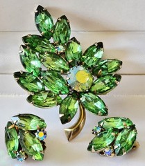JULIANA STYLE EMERALD GREEN MARQUISE RHINESTONES/IRIDESCENT BROOCH & EARRINGS