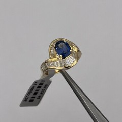 NWT 18k Yellow Gold Oval 1.38ct Blue Sapphire and Tapered Baguette Diamond Ring