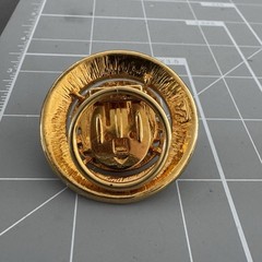 Vintage Lady Remington Hinged Scarf Clip Round Gold tone Black Cabochon Filigree